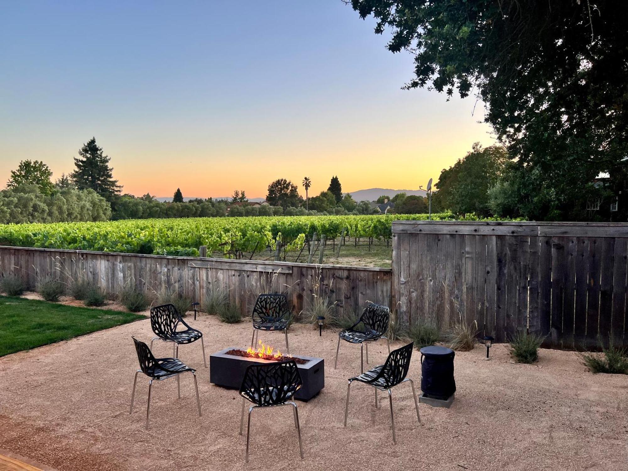 Outdoor Fire-Pit, Jacuzzi & Bbq W/ Vineyard Views! Villa Windsor Exterior photo